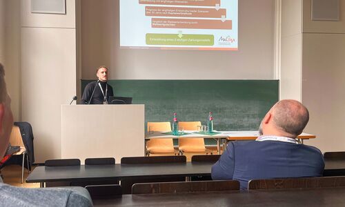 Eike Florian Linke hält einen Vortrag auf der Forstwissenschaftlichen Tagung